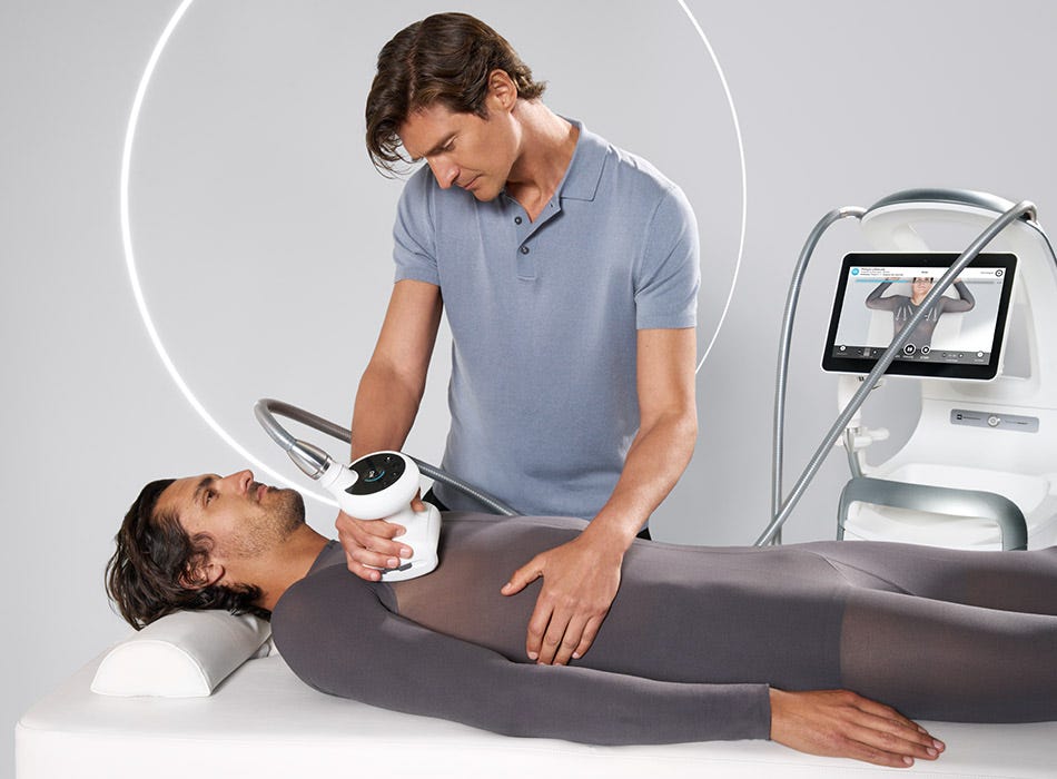 Fisioterapeuta realizando un tratamiento endermologie a un paciente